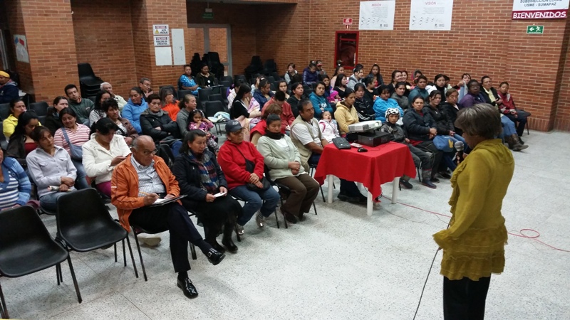 Foto de personas mayores en auditorio